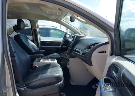 2013 Chrysler Town & Country Touring z USA, uszkodzony, nr VIN 2C4RC1BG2DR629656